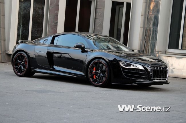 Hyperaktivní Audi R8 –  Black Edition