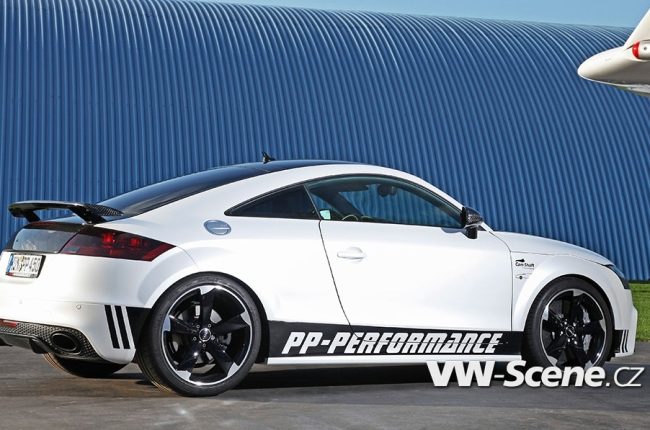 Black & White AUDI TT RS
