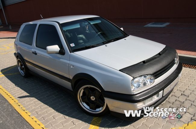 Šestihrnek útočí