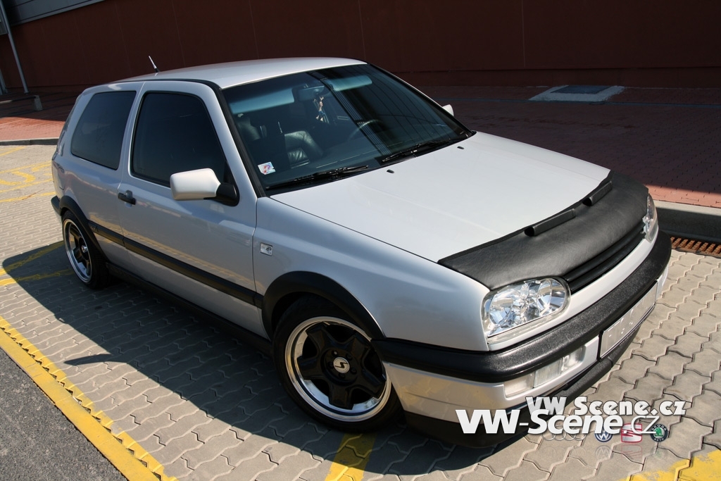 Šestihrnek útočí