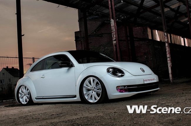Bílý BEETLE v retro designu od firmy MR CAR DESIGN