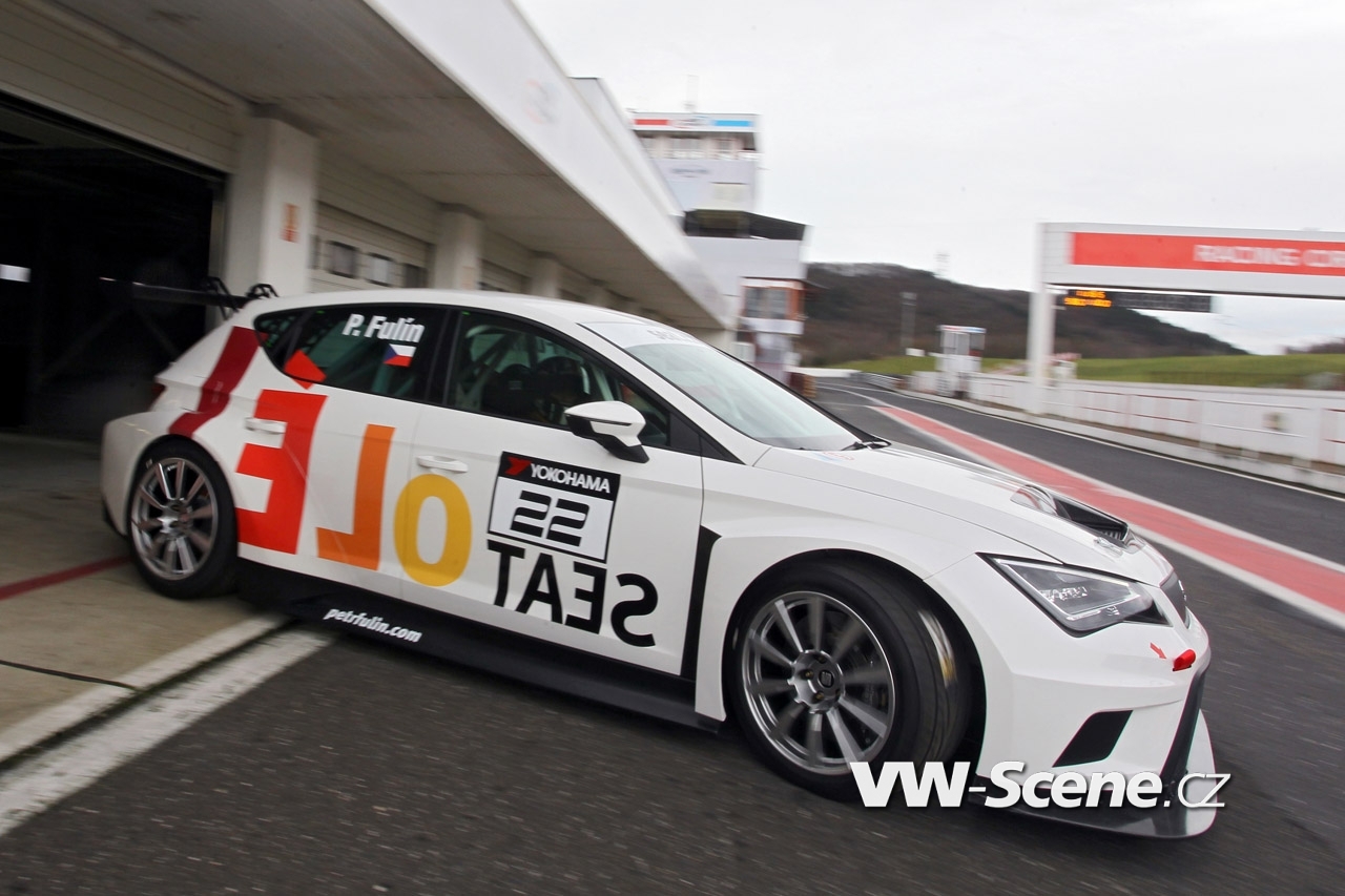 Fulín za volantem vozu SEAT