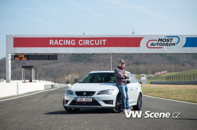 Sériový SEAT Leon ST CUPRA zářil na okruhu v Mostě