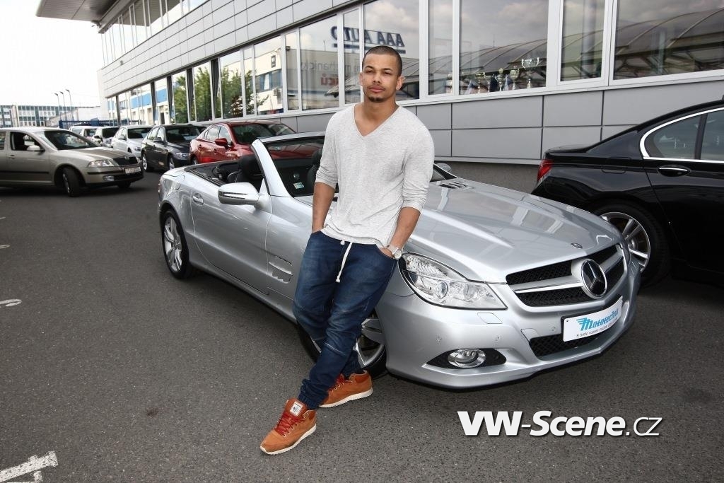 Slunečné počasí láká do autobazarů zájemce o kabriolety