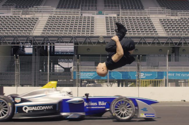 Video: Šílený backflip přes jedoucí formuli