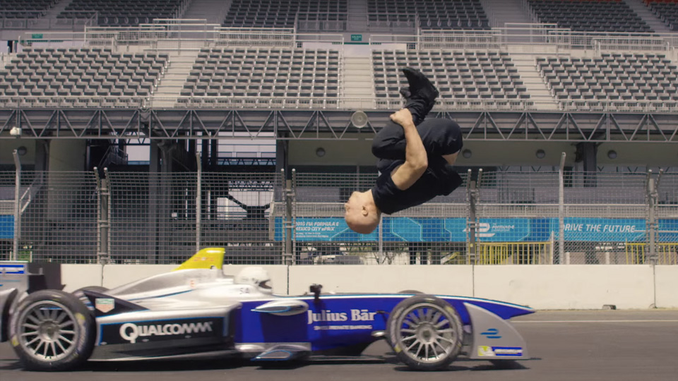 Video: Šílený backflip přes jedoucí formuli