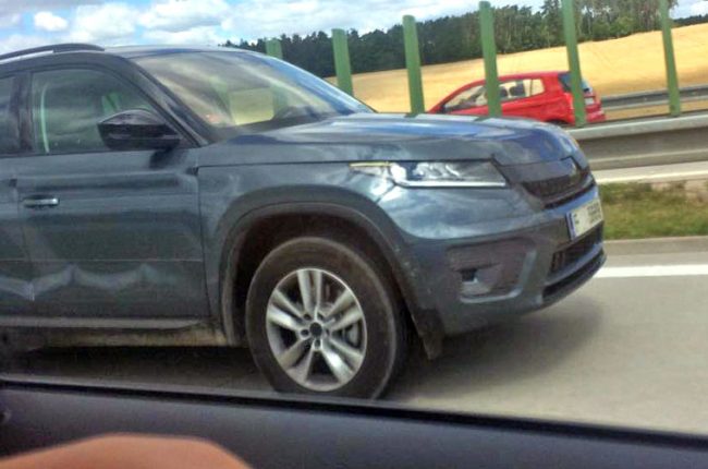 Škoda Kodiaq přistižena na D11! A to téměř bez maskování!