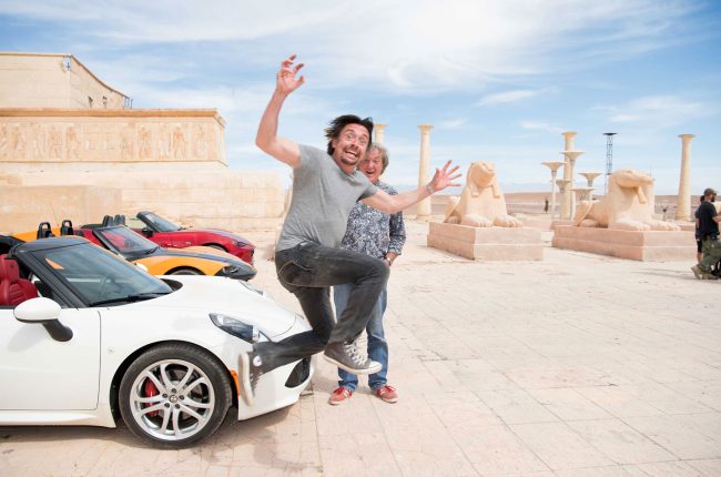 Grand Tour se blíží a ničí automobily