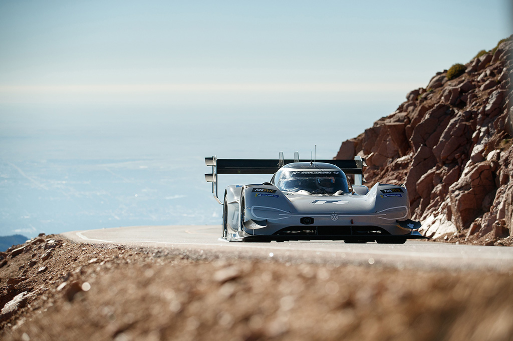 Volkswagen se zapsal se závodním vozem I.D. R Pikes Peak do historie