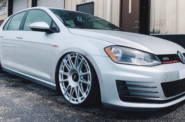 Extrémní snižování vozidel stavitelným podvozkem