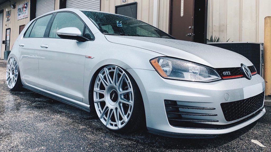 Extrémní snižování vozidel stavitelným podvozkem