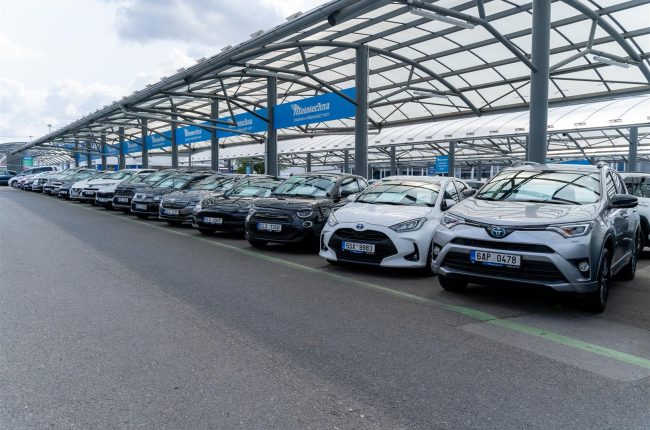 EU zvyšuje nároky na bezpečnostní prvky v autech, nechybí ani hlídání ospalosti řidiče